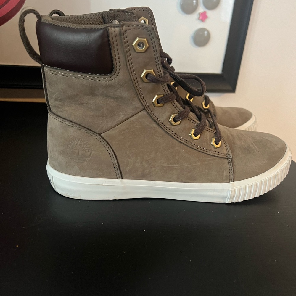Womens Timberland Boots/Sneakers size 7